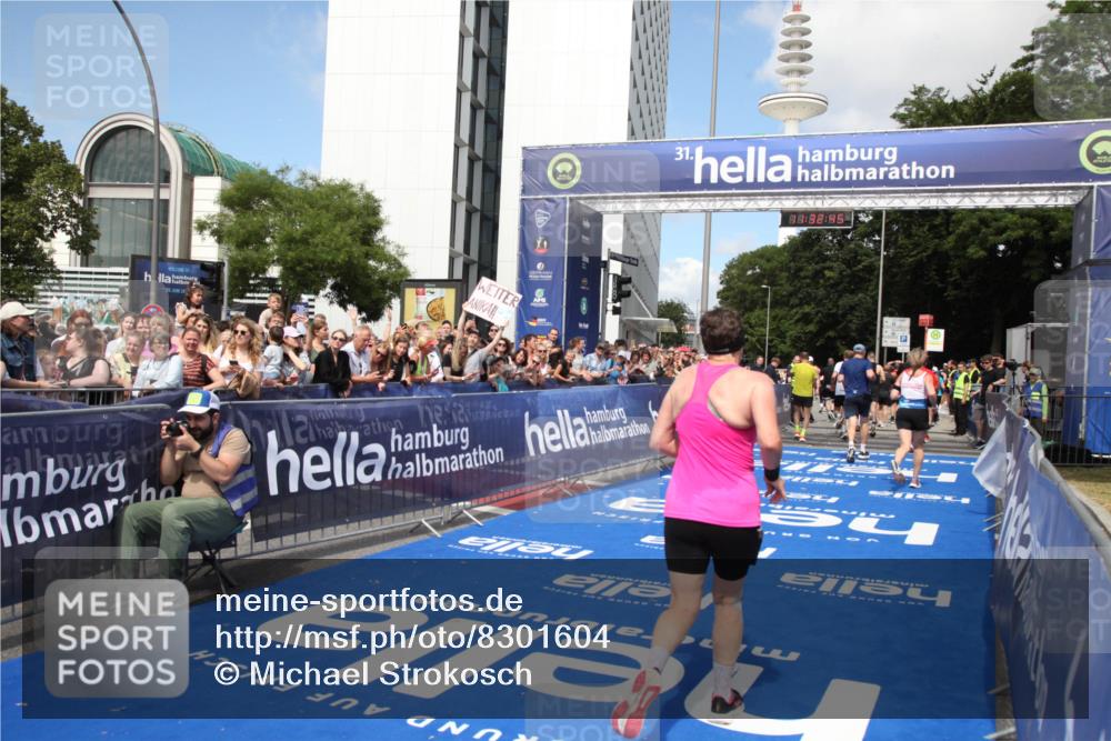 29.06.2025 - hella hamburg halbmarathon Michael Strokosch http://msf.ph/oto/8301604 29.06.2025 11:32:43 Ziel 2464, 3022, 4559, 6310, 7111, 8170, 8277, 13227, 13423, 13921, 14527, 15016, 18498 meine-sportfotos.de