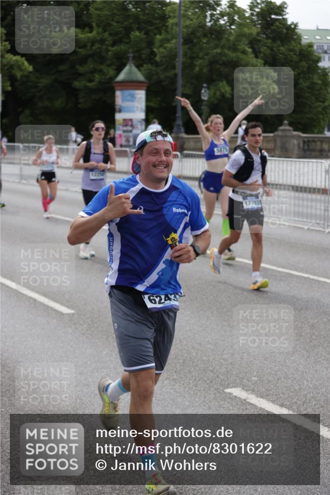 29.06.2025 - hella hamburg halbmarathon Jannik Wohlers http://msf.ph/oto/8301622 29.06.2025 10:37:17 Lombardsbrücke 1475, 2199, 2640, 2853, 3230, 3246, 3633, 5139, 5186, 5522, 5875, 6243, 6821, 6955, 7124, 7321, 7350, 9247, 9288, 9895, 10159, 10476, 10506, 10919, 11087, 11183, 11801, 11882, 11888, 12123, 12242, 12254, 12472, 12824, 13650, 14657, 16032, 16582, 16680, 16706, 17355, 17793, 17798, 18317, 18319, 18903 meine-sportfotos.de