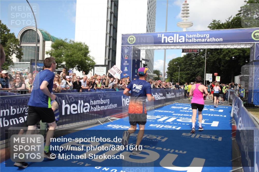 29.06.2025 - hella hamburg halbmarathon Michael Strokosch http://msf.ph/oto/8301640 29.06.2025 11:32:44 Ziel 2464, 4559, 6156, 6310, 7111, 8277, 13227, 13423, 13921, 14527, 15016, 18314, 18498 meine-sportfotos.de