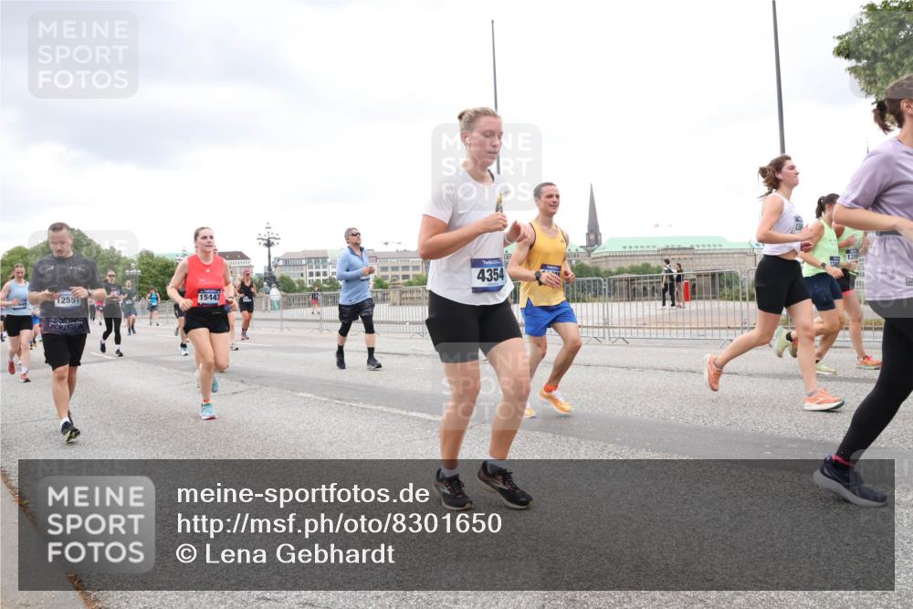 29.06.2025 - hella hamburg halbmarathon Lena Gebhardt http://msf.ph/oto/8301650 29.06.2025 10:56:24 Lombardsbrücke 7649, 1255, 15443, 4354, 139, 1340, 1047, 1113, 1738, 1909, 2095, 2143, 2307, 2793, 2887, 2915, 2991, 3257, 3268, 3438, 3520, 3614, 3675, 3676, 3953, 3987, 4083, 4354, 4473, 4773, 4836, 5237, 5306, 5438, 5580, 5693, 5757, 5911, 5994, 6494, 6690, 6968, 7025, 7028, 7090, 7307, 7516, 7616, 7711, 8005, 8108, 8305, 8517, 8606, 8766, 8939, 8943, 9172, 9210, 9383, 9435, 9606, 9838, 9910, 9948, 9953, 10555, 10569, 10571, 10640, 10740, 10784, 10987 meine-sportfotos.de