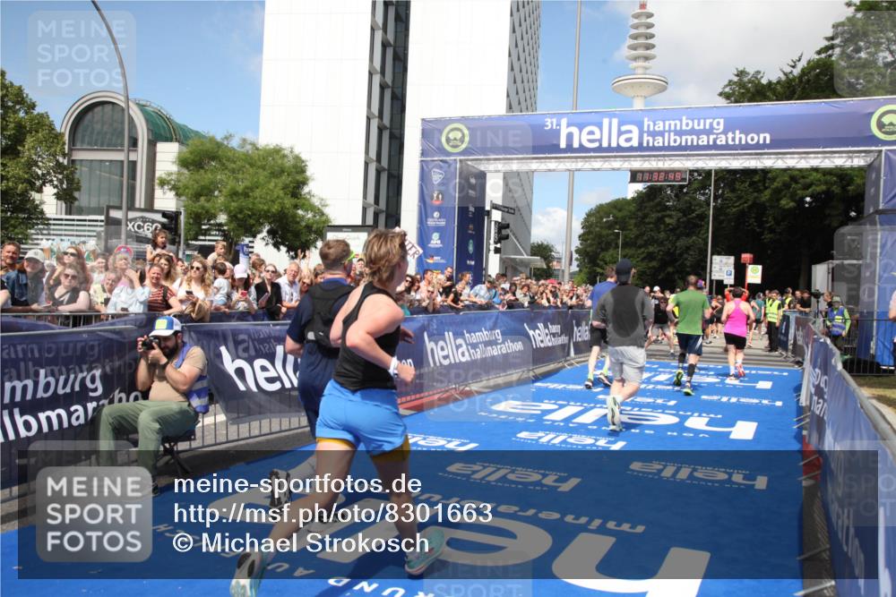 29.06.2025 - hella hamburg halbmarathon Michael Strokosch http://msf.ph/oto/8301663 29.06.2025 11:32:47 Ziel 3786, 6156, 6843, 10421, 13149, 13227, 13339, 13423, 13604, 13921, 14527, 15016, 15482, 18314, 18498 meine-sportfotos.de