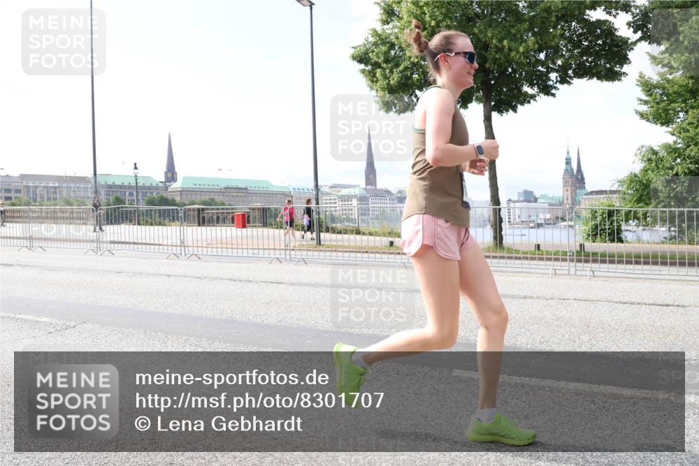 29.06.2025 - hella hamburg halbmarathon Lena Gebhardt http://msf.ph/oto/8301707 29.06.2025 10:12:11 Lombardsbrücke 1062, 1328, 1790, 1850, 1992, 2661, 3262, 3363, 3746, 4227, 4453, 4499, 5176, 5379, 5605, 6822, 6871, 6966, 7474, 7571, 9191, 9253, 9254, 9405, 9428, 9705, 10042, 10409, 10685, 11507, 11509, 11525, 11537, 11581, 11917, 12473, 13171, 13177, 13542, 13958, 14060, 14196, 14313, 14384, 14863, 14868, 15137, 16379, 16976, 17638, 17774, 18261, 18395, 18429, 18655 meine-sportfotos.de