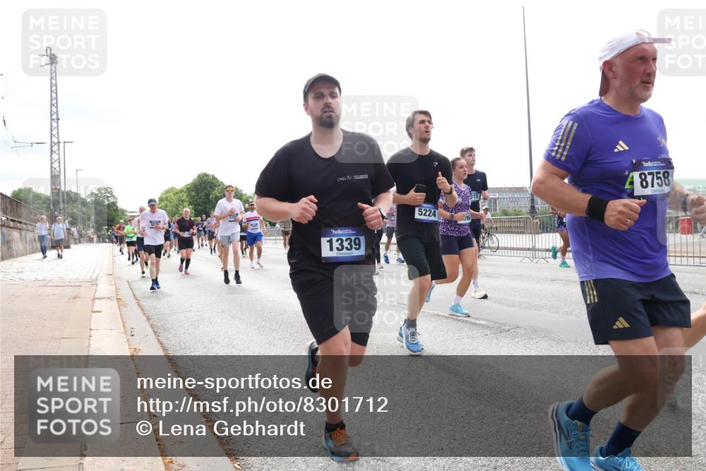 29.06.2025 - hella hamburg halbmarathon Lena Gebhardt http://msf.ph/oto/8301712 29.06.2025 10:37:09 Lombardsbrücke 1775, 1339, 5224, 315, 8758, 1022, 1118, 1253, 1276, 1337, 1339, 1488, 1490, 1597, 1819, 1948, 1952, 1954, 2016, 2031, 2072, 2104, 2272, 2480, 2486, 2552, 2588, 3127, 3165, 3714, 3873, 3895, 4084, 4097, 4347, 4618, 4733, 4762, 4996, 5146, 5224, 5538, 5560, 5640, 5786, 5789, 5790, 5940, 6156, 6172, 6359, 6584, 6804, 7085, 7202, 7235, 7544, 7707, 7773, 7823, 8007, 8257, 8258, 8315, 8499, 8758, 8811, 8843, 8936, 8937, 9054, 9055, 9295, 9500, 9524, 9694 meine-sportfotos.de