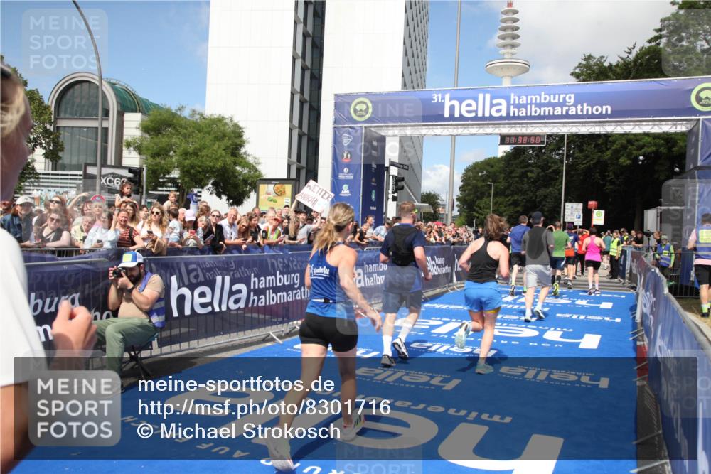 29.06.2025 - hella hamburg halbmarathon Michael Strokosch http://msf.ph/oto/8301716 29.06.2025 11:32:48 Ziel 3786, 6156, 6843, 10421, 11198, 13149, 13227, 13339, 13423, 13604, 13921, 14527, 15482, 18314, 18498 meine-sportfotos.de