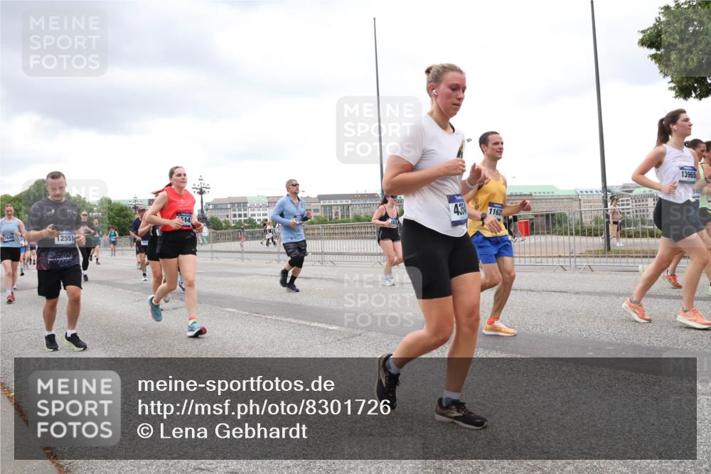 29.06.2025 - hella hamburg halbmarathon Lena Gebhardt http://msf.ph/oto/8301726 29.06.2025 10:56:24 Lombardsbrücke 17649, 12551, 544, 4354, 1162, 13965, 3405, 1047, 1113, 1738, 1909, 2095, 2143, 2307, 2793, 2887, 2915, 2991, 3257, 3268, 3438, 3520, 3614, 3675, 3676, 3953, 3987, 4083, 4354, 4473, 4773, 4836, 5237, 5306, 5438, 5580, 5693, 5757, 5911, 5994, 6494, 6690, 6968, 7025, 7028, 7090, 7307, 7516, 7616, 7711, 8005, 8108, 8305, 8517, 8606, 8766, 8939, 8943, 9172, 9210, 9383, 9435, 9606, 9838, 9910, 9948, 9953, 10555, 10569, 10571, 10640, 10740, 10784, 10987 meine-sportfotos.de