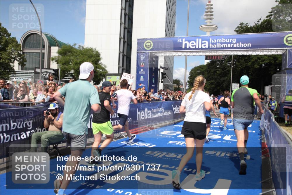29.06.2025 - hella hamburg halbmarathon Michael Strokosch http://msf.ph/oto/8301737 29.06.2025 11:32:49 Ziel 3786, 6156, 6843, 10421, 11198, 13149, 13227, 13339, 13423, 13604, 13921, 14527, 15482, 18314, 18498 meine-sportfotos.de