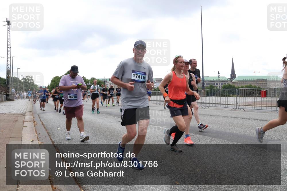 29.06.2025 - hella hamburg halbmarathon Lena Gebhardt http://msf.ph/oto/8301766 29.06.2025 10:46:54 Lombardsbrücke 1073, 1185, 1286, 1363, 1371, 1375, 1593, 1607, 1608, 1720, 1837, 1961, 1999, 2162, 2211, 2320, 2327, 2537, 2555, 2556, 2665, 2697, 2981, 3277, 3406, 3407, 3469, 3734, 3823, 4202, 4239, 4296, 4342, 4355, 4483, 4604, 5111, 5114, 5700, 5796, 5953, 6124, 6161, 6485, 6496, 6740, 7073, 7303, 7412, 7430, 7431, 7767, 7827, 8477, 8486, 8551, 8553, 8684, 8706, 8967, 9691, 10230, 13969, 14261, 15852, 16882, 16987 meine-sportfotos.de