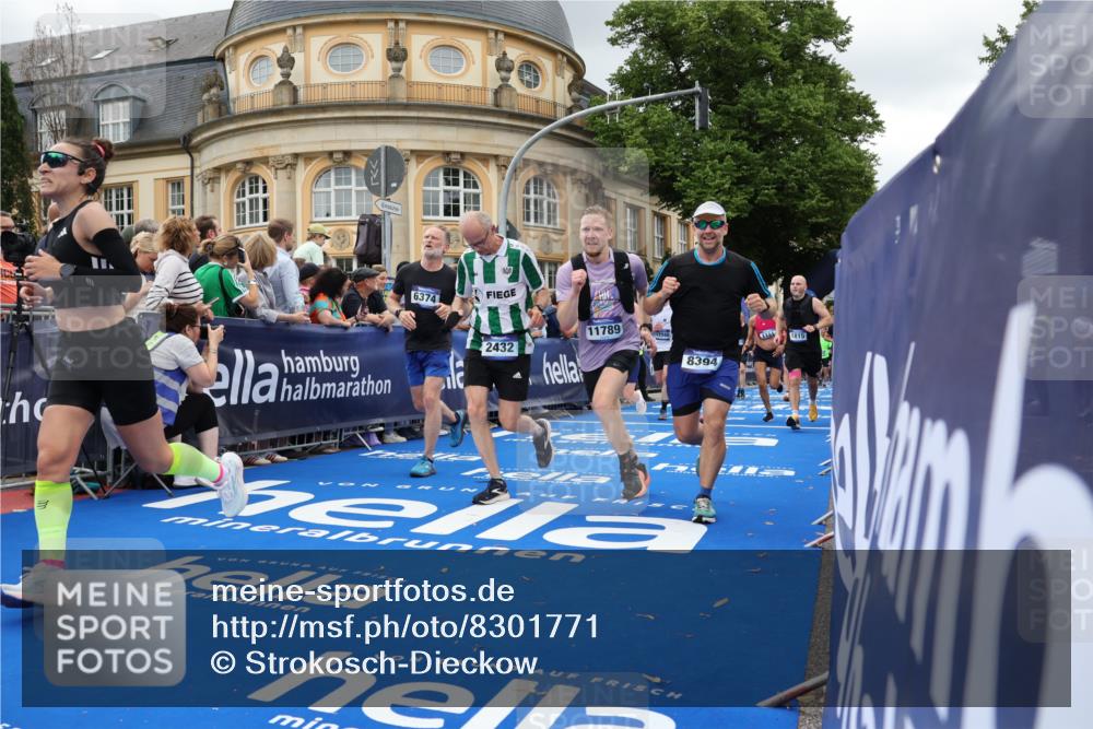 29.06.2025 - hella hamburg halbmarathon Strokosch-Dieckow http://msf.ph/oto/8301771 29.06.2025 10:54:00 Ziel 1151, 1410, 1815, 2432, 3096, 3208, 3209, 6294, 6356, 6374, 6481, 6581, 7395, 7918, 7973, 8394, 9032, 11499, 11789, 12379, 13032, 13397, 13869, 14175, 16477, 16871, 17348, 18308, 18831, 18879 meine-sportfotos.de