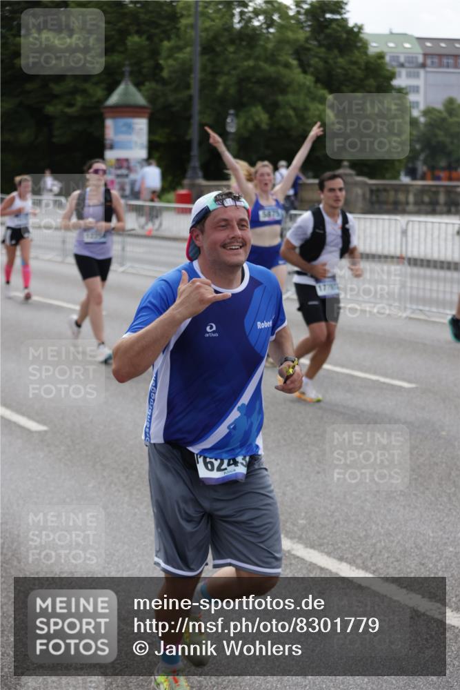 29.06.2025 - hella hamburg halbmarathon Jannik Wohlers http://msf.ph/oto/8301779 29.06.2025 10:37:17 Lombardsbrücke 1475, 2199, 2640, 2853, 3230, 3246, 3633, 5139, 5186, 5522, 5875, 6243, 6821, 6955, 7124, 7321, 7350, 9247, 9288, 9895, 10159, 10476, 10506, 10919, 11087, 11183, 11801, 11882, 11888, 12123, 12242, 12254, 12472, 12824, 13650, 14657, 16032, 16582, 16680, 16706, 17355, 17793, 17798, 18317, 18319, 18903 meine-sportfotos.de