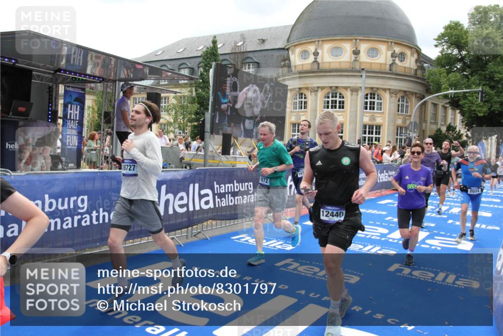 29.06.2025 - hella hamburg halbmarathon Michael Strokosch http://msf.ph/oto/8301797 29.06.2025 10:57:52 Ziel 1972, 2034, 2806, 2883, 5391, 7269, 7833, 9820, 10599, 10703, 12440, 12523, 13376, 14737, 16418, 16517, 17201, 17543, 18492, 18508, 18727 meine-sportfotos.de
