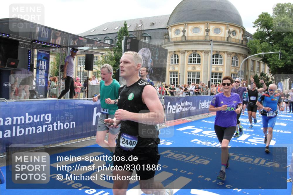 29.06.2025 - hella hamburg halbmarathon Michael Strokosch http://msf.ph/oto/8301886 29.06.2025 10:57:52 Ziel 1972, 2034, 2806, 2883, 5391, 7269, 7833, 9820, 10599, 10703, 12440, 12523, 13376, 14737, 16418, 16517, 17201, 17543, 18492, 18508, 18727 meine-sportfotos.de