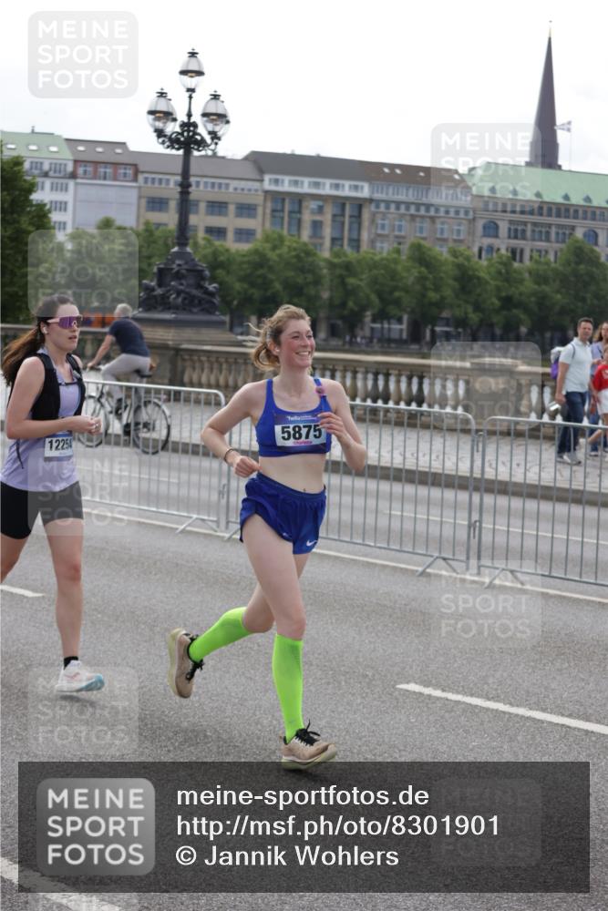 29.06.2025 - hella hamburg halbmarathon Jannik Wohlers http://msf.ph/oto/8301901 29.06.2025 10:37:19 Lombardsbrücke 1475, 1985, 2199, 2853, 3230, 3246, 3633, 5139, 5522, 5875, 6243, 6955, 7124, 7321, 7350, 8985, 9247, 9288, 9895, 10159, 10506, 10836, 10919, 11087, 11183, 11801, 11882, 11888, 12123, 12242, 12254, 12472, 12824, 13650, 14657, 16032, 16582, 16680, 16706, 17355, 17389, 17793, 17798, 18317, 18319 meine-sportfotos.de