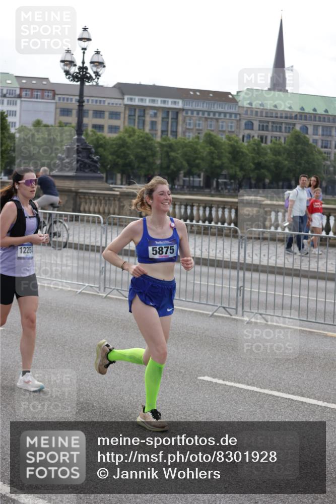 29.06.2025 - hella hamburg halbmarathon Jannik Wohlers http://msf.ph/oto/8301928 29.06.2025 10:37:19 Lombardsbrücke 1475, 1985, 2199, 2853, 3230, 3246, 3633, 5139, 5522, 5875, 6243, 6955, 7124, 7321, 7350, 8985, 9247, 9288, 9895, 10159, 10506, 10836, 10919, 11087, 11183, 11801, 11882, 11888, 12123, 12242, 12254, 12472, 12824, 13650, 14657, 16032, 16582, 16680, 16706, 17355, 17389, 17793, 17798, 18317, 18319 meine-sportfotos.de