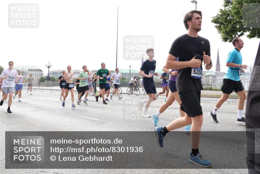 29.06.2025 - hella hamburg halbmarathon Lena Gebhardt http://msf.ph/oto/8301936 29.06.2025 10:37:10 Lombardsbrücke 17713, 10931, 8258, 8257, 7, 8315, 5224, 1022, 1118, 1253, 1276, 1337, 1339, 1488, 1490, 1597, 1819, 1948, 1952, 1954, 2016, 2031, 2072, 2104, 2272, 2480, 2486, 2552, 2588, 3127, 3165, 3714, 3873, 3895, 4084, 4097, 4347, 4618, 4733, 4762, 4996, 5146, 5171, 5224, 5538, 5560, 5640, 5786, 5789, 5790, 5940, 6156, 6172, 6359, 6584, 6804, 7085, 7202, 7235, 7544, 7707, 7773, 7777, 7823, 8007, 8257, 8258, 8315, 8499, 8758, 8811, 8843, 8936, 8937, 9054, 9055, 9295, 9500, 9524, 9694 meine-sportfotos.de