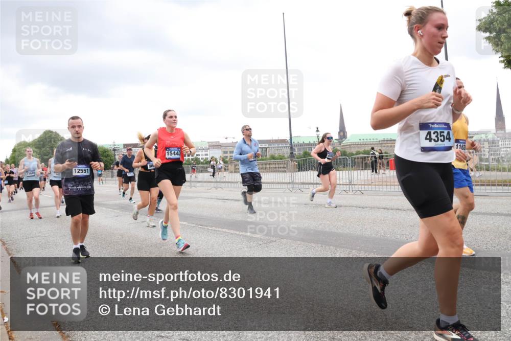 29.06.2025 - hella hamburg halbmarathon Lena Gebhardt http://msf.ph/oto/8301941 29.06.2025 10:56:25 Lombardsbrücke 17649, 17673, 12551, 96, 15443, 4354, 1162, 1047, 1113, 1738, 1909, 2095, 2143, 2307, 2793, 2887, 2915, 2991, 3257, 3268, 3438, 3520, 3614, 3675, 3676, 3953, 3987, 4083, 4354, 4473, 4773, 4836, 5237, 5306, 5438, 5580, 5693, 5757, 5911, 5994, 6494, 6690, 6968, 7025, 7028, 7090, 7307, 7516, 7616, 7711, 8005, 8108, 8305, 8517, 8606, 8766, 8939, 8943, 9172, 9210, 9383, 9435, 9606, 9838, 9910, 9948, 9953, 10555, 10569, 10571, 10640, 10740, 10784, 10987 meine-sportfotos.de