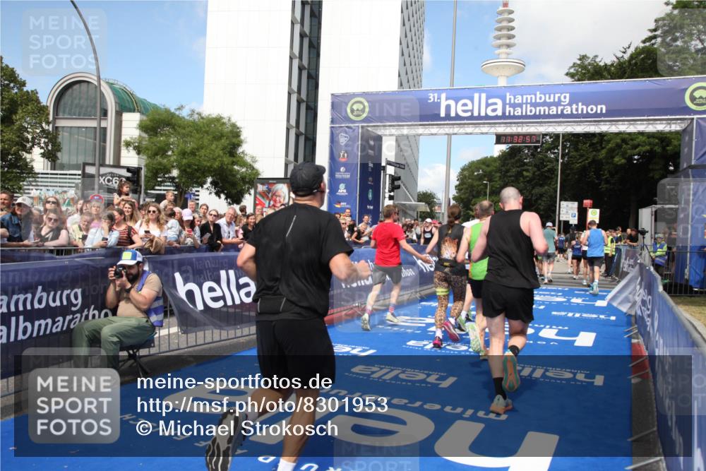 29.06.2025 - hella hamburg halbmarathon Michael Strokosch http://msf.ph/oto/8301953 29.06.2025 11:32:55 Ziel 3264, 3786, 6078, 6502, 6843, 7920, 8355, 11198, 11338, 12835, 13149, 13339, 13623, 14032, 15482, 16778, 19100 meine-sportfotos.de