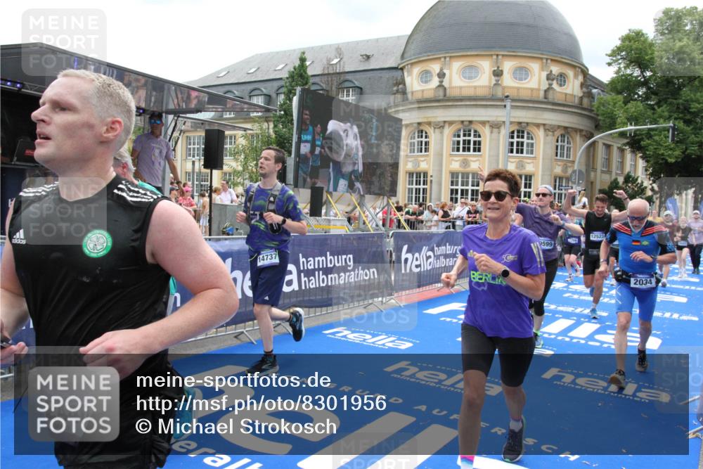 29.06.2025 - hella hamburg halbmarathon Michael Strokosch http://msf.ph/oto/8301956 29.06.2025 10:57:53 Ziel 1972, 2034, 2806, 2883, 5391, 7138, 7269, 7833, 9820, 10599, 10703, 12440, 12523, 13376, 14737, 16517, 17201, 17543, 18492, 18727 meine-sportfotos.de