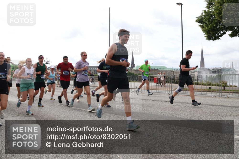 29.06.2025 - hella hamburg halbmarathon Lena Gebhardt http://msf.ph/oto/8302051 29.06.2025 10:21:54 Lombardsbrücke 2353, 284, 075, 158, 00, 1003, 1072, 1158, 1191, 1250, 1294, 1401, 1668, 1958, 1963, 2009, 2063, 2172, 2315, 2353, 2514, 2529, 2744, 3050, 3172, 3458, 3606, 3768, 3770, 3825, 3826, 3995, 4046, 4289, 4366, 4375, 4376, 4697, 4786, 5122, 5412, 5641, 5759, 5957, 6086, 6103, 6475, 6676, 6805, 6881, 7075, 7162, 7612, 7672, 7781, 8286, 8431, 8715, 8860, 8896, 8954, 8959, 9002, 9062, 9369, 9483, 9499, 9532, 9624, 10374, 10874 meine-sportfotos.de