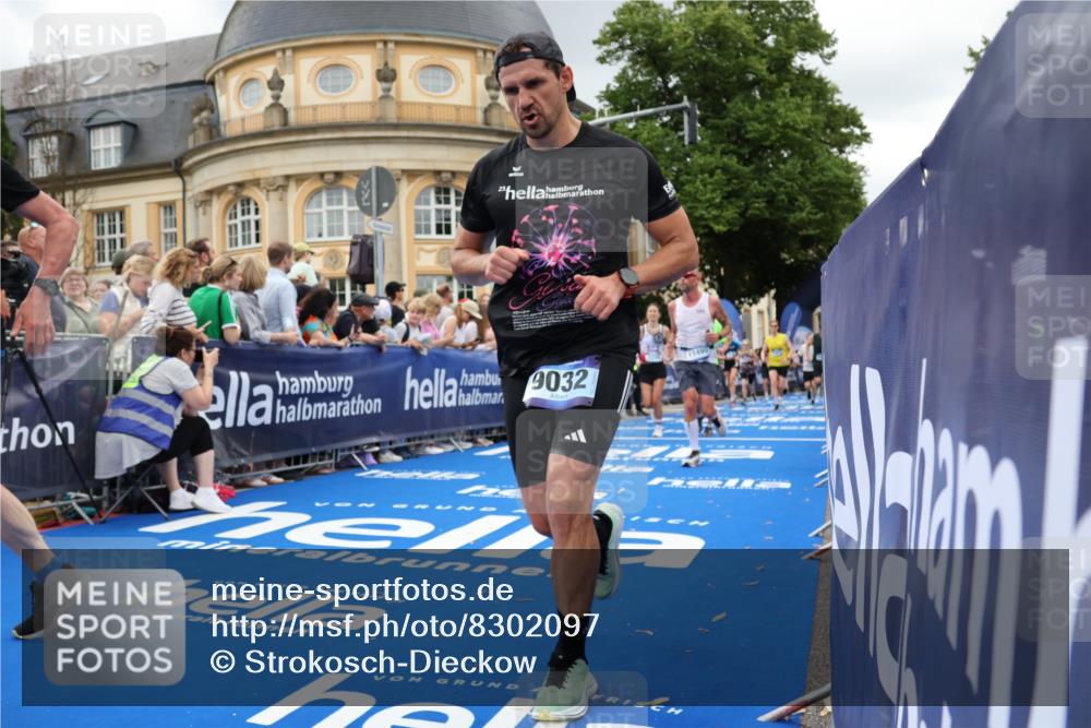 29.06.2025 - hella hamburg halbmarathon Strokosch-Dieckow http://msf.ph/oto/8302097 29.06.2025 10:54:05 Ziel 1151, 1410, 1815, 3096, 3208, 3209, 3898, 5638, 6294, 6356, 6374, 6443, 6581, 8390, 8394, 9032, 9791, 11499, 12213, 12379, 13397, 13794, 15169, 15524, 16780, 16871, 17348, 18308 meine-sportfotos.de