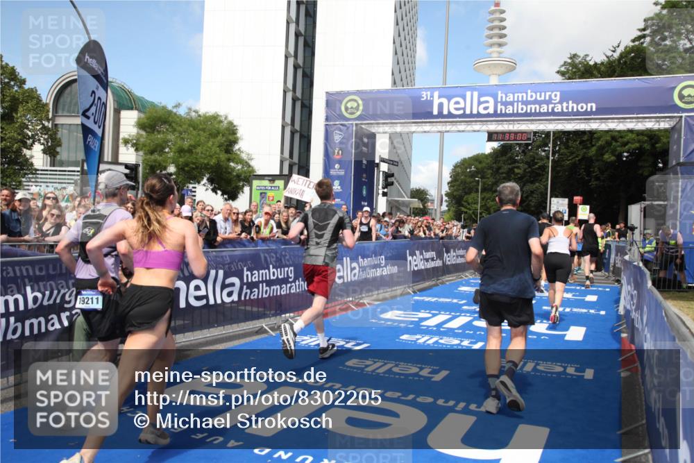 29.06.2025 - hella hamburg halbmarathon Michael Strokosch http://msf.ph/oto/8302205 29.06.2025 11:32:58 Ziel 3264, 6078, 6502, 7920, 8355, 10564, 11338, 12835, 13560, 13623, 14032, 16778, 19100, 19211 meine-sportfotos.de