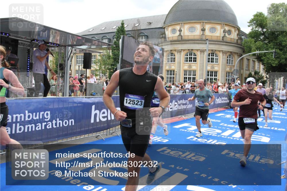 29.06.2025 - hella hamburg halbmarathon Michael Strokosch http://msf.ph/oto/8302232 29.06.2025 10:57:55 Ziel 2034, 2806, 2883, 3575, 5391, 7138, 7159, 7269, 9820, 10599, 10703, 11394, 12523, 13376, 14737, 14881, 15349, 16517, 17543, 18492 meine-sportfotos.de