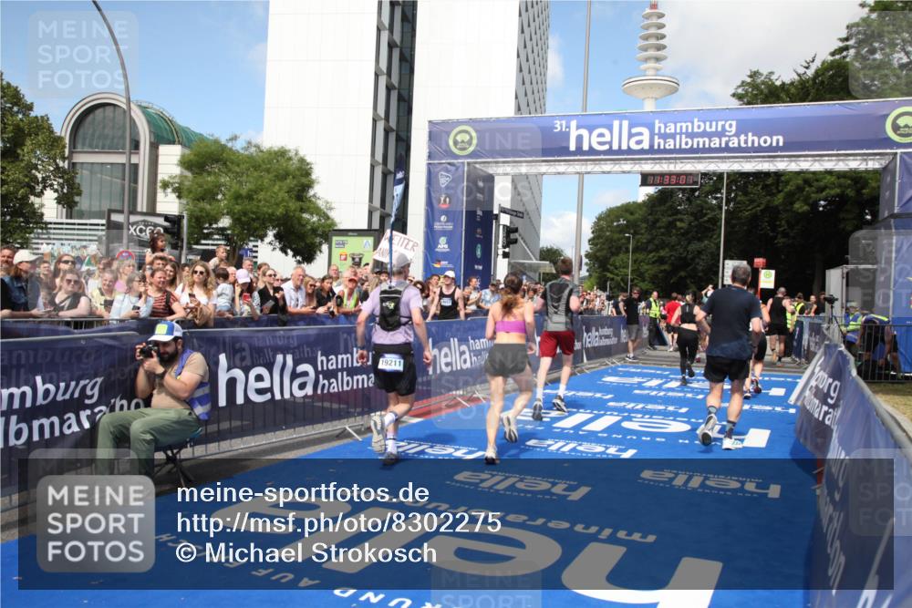 29.06.2025 - hella hamburg halbmarathon Michael Strokosch http://msf.ph/oto/8302275 29.06.2025 11:32:59 Ziel 3264, 6078, 6502, 7920, 8355, 8589, 10564, 11338, 12835, 13560, 13623, 14032, 16778, 19100, 19211 meine-sportfotos.de