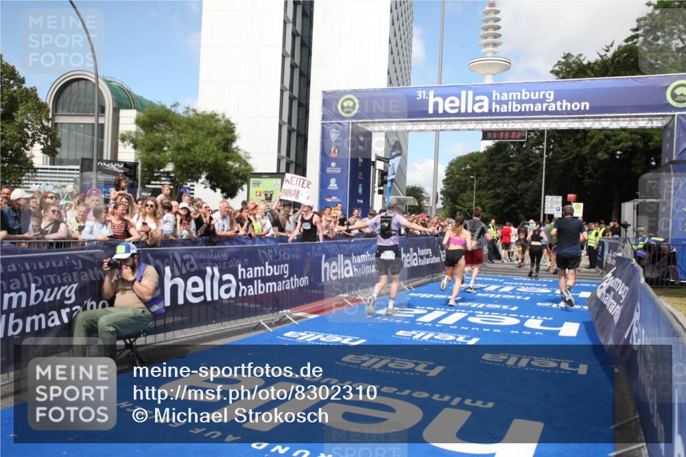 29.06.2025 - hella hamburg halbmarathon Michael Strokosch http://msf.ph/oto/8302310 29.06.2025 11:33:00 Ziel 1995, 3264, 6078, 6502, 7920, 8355, 8589, 10412, 10564, 11338, 12835, 13535, 13560, 14032, 19100, 19211 meine-sportfotos.de