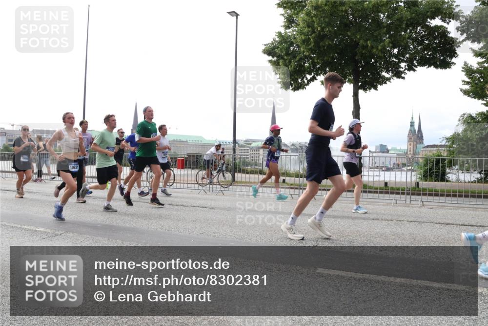29.06.2025 - hella hamburg halbmarathon Lena Gebhardt http://msf.ph/oto/8302381 29.06.2025 10:37:11 Lombardsbrücke 1900, 10931, 0251, 1022, 1118, 1253, 1276, 1337, 1339, 1488, 1490, 1597, 1819, 1948, 1952, 1954, 2016, 2031, 2072, 2104, 2272, 2480, 2486, 2552, 3127, 3165, 3714, 3873, 3895, 4097, 4347, 4618, 4733, 4762, 4996, 5146, 5171, 5224, 5538, 5560, 5640, 5786, 5789, 5790, 5940, 6156, 6172, 6359, 6584, 6804, 7085, 7202, 7235, 7544, 7707, 7773, 7777, 7823, 8007, 8257, 8258, 8315, 8499, 8758, 8811, 8843, 8936, 8937, 9054, 9055, 9295, 9524, 9694 meine-sportfotos.de