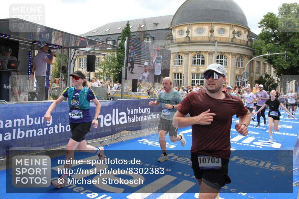 29.06.2025 - hella hamburg halbmarathon Michael Strokosch http://msf.ph/oto/8302383 29.06.2025 10:57:55 Ziel 2034, 2806, 2883, 3575, 5391, 7138, 7159, 7269, 9820, 10599, 10703, 11394, 12523, 13376, 14737, 14881, 15349, 16517, 17543, 18492 meine-sportfotos.de