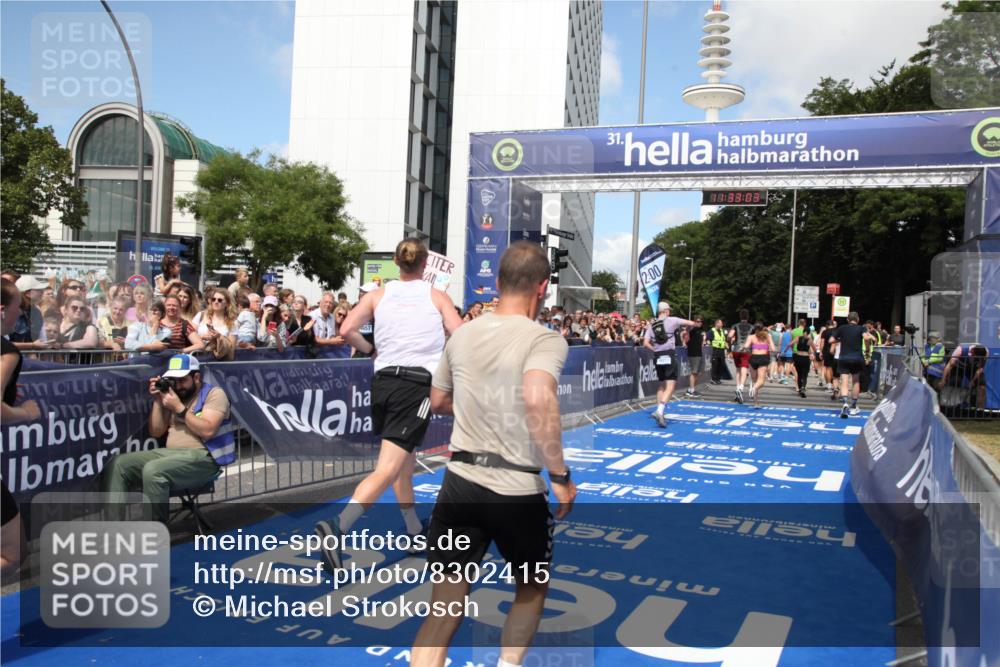 29.06.2025 - hella hamburg halbmarathon Michael Strokosch http://msf.ph/oto/8302415 29.06.2025 11:33:01 Ziel 1995, 3264, 3769, 6502, 7920, 8589, 10412, 10564, 11338, 13535, 13560, 14032, 19100, 19211 meine-sportfotos.de