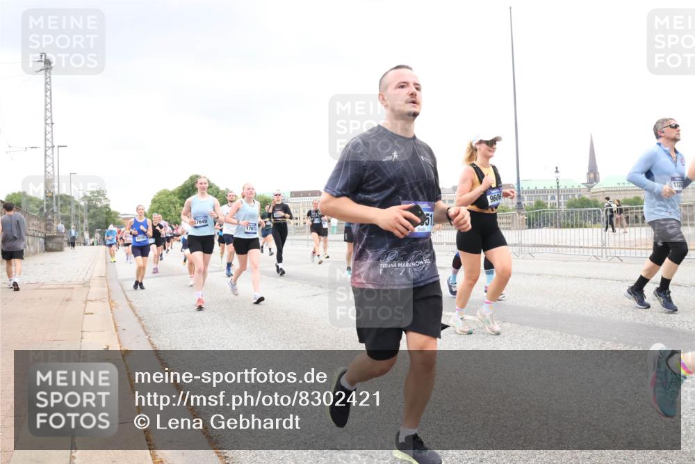 29.06.2025 - hella hamburg halbmarathon Lena Gebhardt http://msf.ph/oto/8302421 29.06.2025 10:56:26 Lombardsbrücke 15103, 17649, 17673, 51, 202, 9606, 1129, 1047, 1113, 1738, 1909, 2095, 2143, 2307, 2793, 2887, 2915, 2991, 3257, 3268, 3438, 3520, 3614, 3675, 3676, 3953, 3987, 4083, 4354, 4473, 4773, 4836, 5237, 5306, 5438, 5580, 5693, 5757, 5911, 5994, 6494, 6690, 6968, 7025, 7028, 7090, 7307, 7616, 7711, 8005, 8108, 8305, 8517, 8606, 8766, 8939, 8943, 9172, 9210, 9383, 9435, 9606, 9838, 9910, 9948, 9953, 10555, 10569, 10571, 10640, 10740, 10784, 10987 meine-sportfotos.de