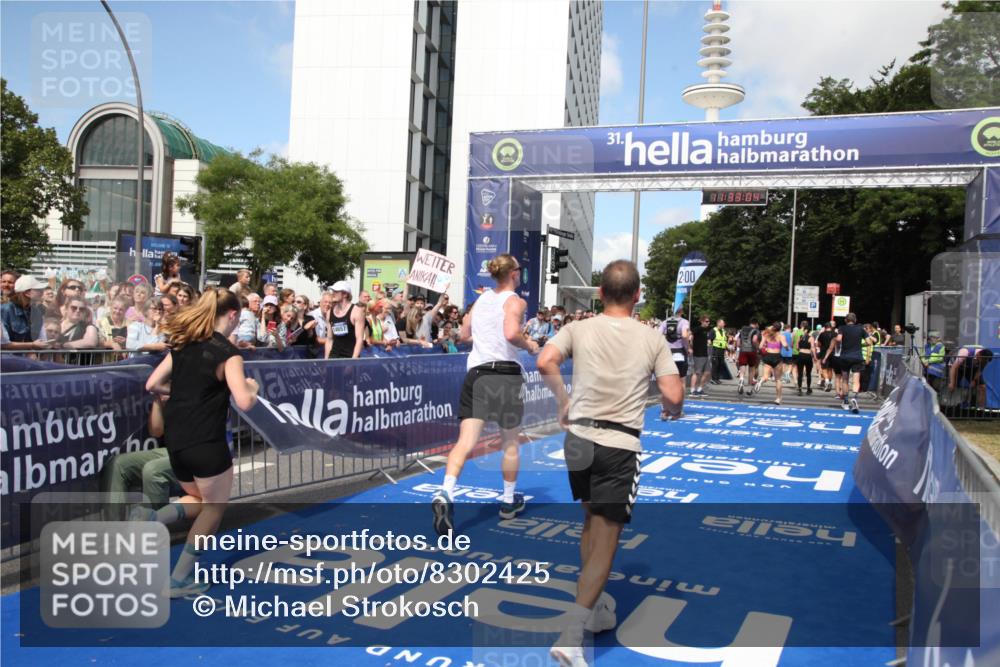 29.06.2025 - hella hamburg halbmarathon Michael Strokosch http://msf.ph/oto/8302425 29.06.2025 11:33:02 Ziel 1995, 3264, 3769, 5123, 5743, 6502, 7920, 8589, 10412, 10564, 13535, 13560, 14032, 15469, 19100, 19211 meine-sportfotos.de