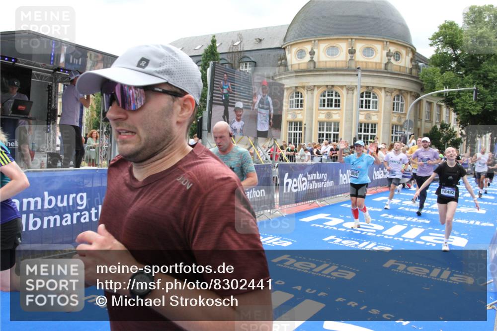 29.06.2025 - hella hamburg halbmarathon Michael Strokosch http://msf.ph/oto/8302441 29.06.2025 10:57:56 Ziel 2025, 2034, 2806, 2883, 3093, 3575, 7138, 7159, 7189, 7269, 9820, 10599, 10703, 11394, 12523, 13376, 14881, 15349, 16517, 17543, 18492 meine-sportfotos.de