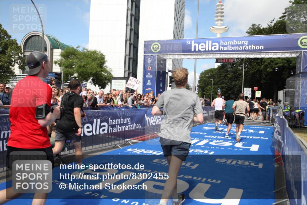 29.06.2025 - hella hamburg halbmarathon Michael Strokosch http://msf.ph/oto/8302455 29.06.2025 11:33:04 Ziel 1995, 3264, 3769, 5123, 5743, 8589, 10412, 10564, 11713, 11812, 13535, 13560, 14919, 15469, 19211 meine-sportfotos.de