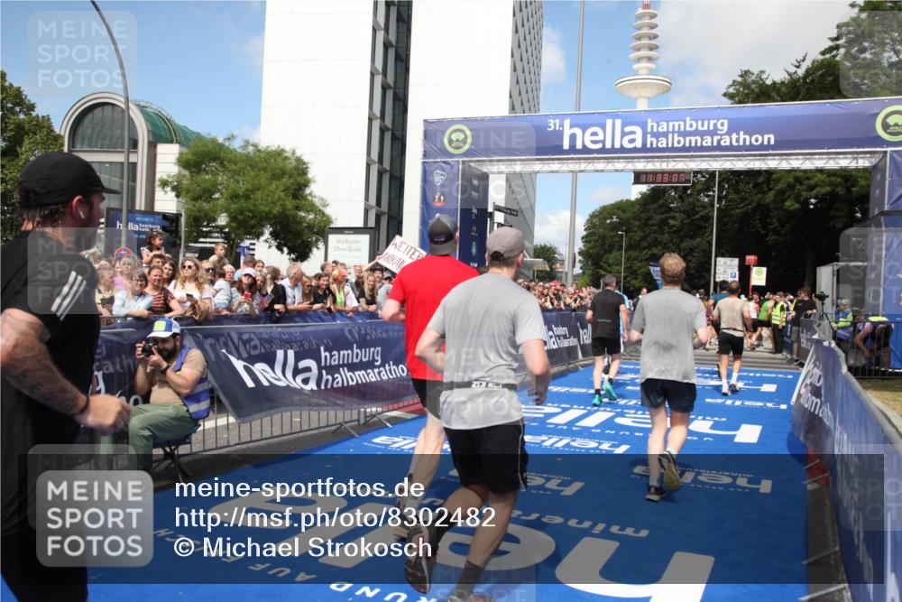 29.06.2025 - hella hamburg halbmarathon Michael Strokosch http://msf.ph/oto/8302482 29.06.2025 11:33:05 Ziel 1995, 3769, 5123, 5743, 6105, 8589, 10412, 10564, 11713, 11812, 13535, 13560, 14919, 15469, 19211 meine-sportfotos.de