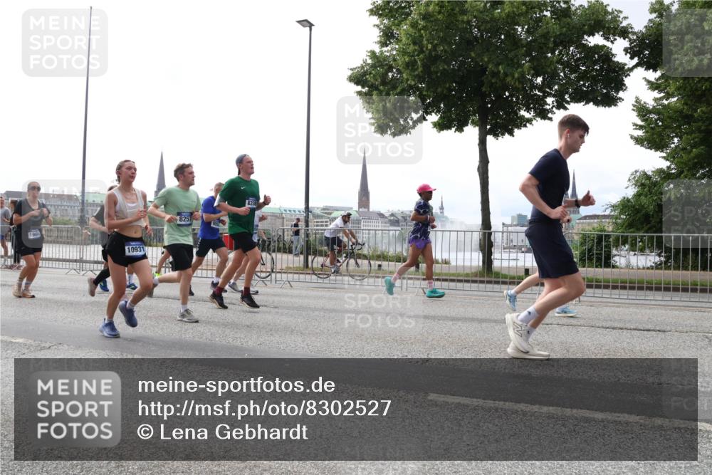 29.06.2025 - hella hamburg halbmarathon Lena Gebhardt http://msf.ph/oto/8302527 29.06.2025 10:37:12 Lombardsbrücke 1900, 10931, 8257, 8258, 1022, 1118, 1253, 1276, 1337, 1339, 1488, 1490, 1597, 1819, 1952, 1954, 2016, 2031, 2072, 2104, 2272, 2480, 2486, 2552, 3127, 3165, 3714, 3873, 3895, 4097, 4347, 4618, 4733, 4762, 4996, 5146, 5171, 5186, 5224, 5538, 5560, 5640, 5786, 5789, 5790, 5940, 6156, 6172, 6359, 6584, 6804, 7085, 7202, 7235, 7544, 7707, 7773, 7777, 7823, 8007, 8257, 8258, 8315, 8499, 8758, 8811, 8843, 8936, 8937, 9054, 9055, 9295, 9524, 9694 meine-sportfotos.de