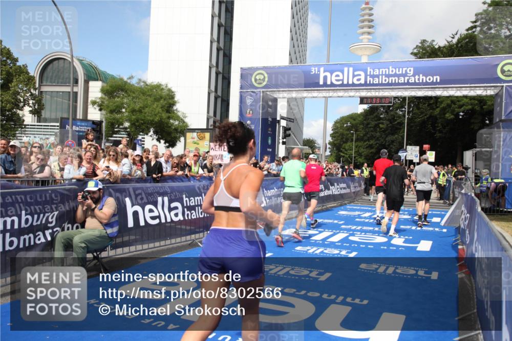 29.06.2025 - hella hamburg halbmarathon Michael Strokosch http://msf.ph/oto/8302566 29.06.2025 11:33:07 Ziel 1995, 3769, 5123, 5743, 6105, 6524, 8589, 10412, 10564, 11713, 11812, 13535, 13560, 14919, 15469 meine-sportfotos.de