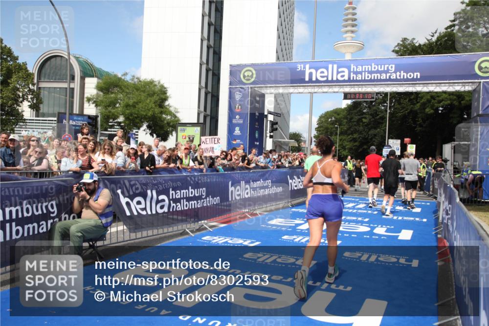 29.06.2025 - hella hamburg halbmarathon Michael Strokosch http://msf.ph/oto/8302593 29.06.2025 11:33:08 Ziel 1995, 3769, 5123, 5743, 6105, 6524, 6526, 8589, 10412, 11713, 11812, 13535, 14919, 15469 meine-sportfotos.de