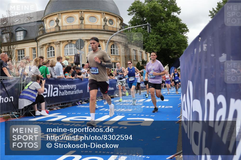 29.06.2025 - hella hamburg halbmarathon Strokosch-Dieckow http://msf.ph/oto/8302594 29.06.2025 10:54:14 Ziel 1267, 3103, 3177, 3861, 3898, 5638, 6082, 6084, 6294, 6443, 6512, 7274, 8223, 8390, 9791, 11430, 12213, 13033, 13289, 13397, 13794, 13803, 15169, 15524, 15946, 16527, 16574, 16750, 16780, 16879, 17087, 17698, 18268 meine-sportfotos.de