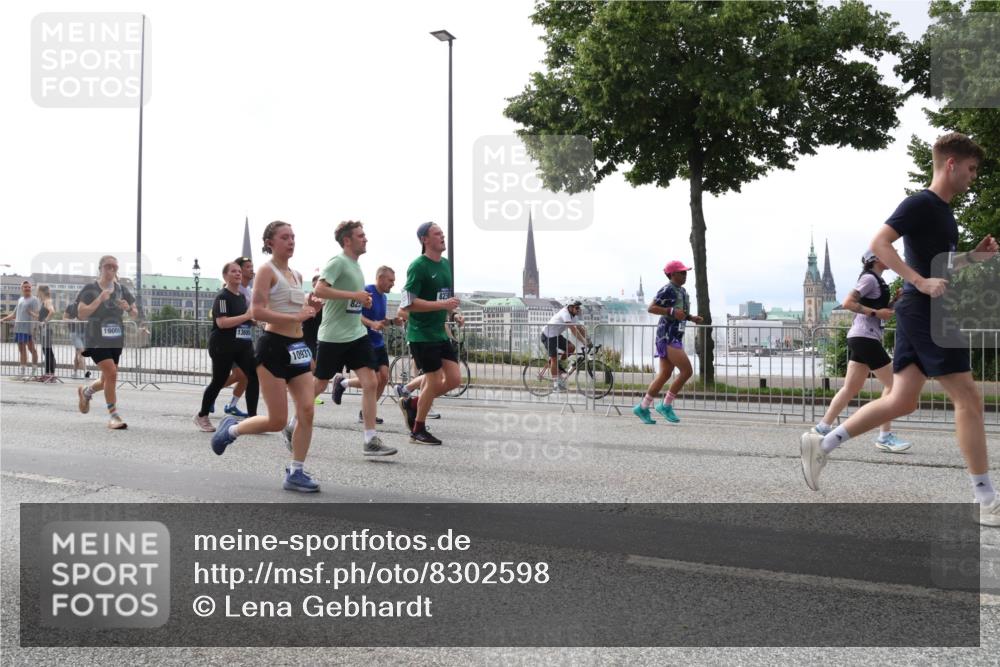 29.06.2025 - hella hamburg halbmarathon Lena Gebhardt http://msf.ph/oto/8302598 29.06.2025 10:37:12 Lombardsbrücke 19006, 13695, 10931, 82, 1, 1022, 1118, 1253, 1276, 1337, 1339, 1488, 1490, 1597, 1819, 1952, 1954, 2016, 2031, 2072, 2104, 2272, 2480, 2486, 2552, 3127, 3165, 3714, 3873, 3895, 4097, 4347, 4618, 4733, 4762, 4996, 5146, 5171, 5186, 5224, 5538, 5560, 5640, 5786, 5789, 5790, 5940, 6156, 6172, 6359, 6584, 6804, 7085, 7202, 7235, 7544, 7707, 7773, 7777, 7823, 8007, 8257, 8258, 8315, 8499, 8758, 8811, 8843, 8936, 8937, 9054, 9055, 9295, 9524, 9694 meine-sportfotos.de