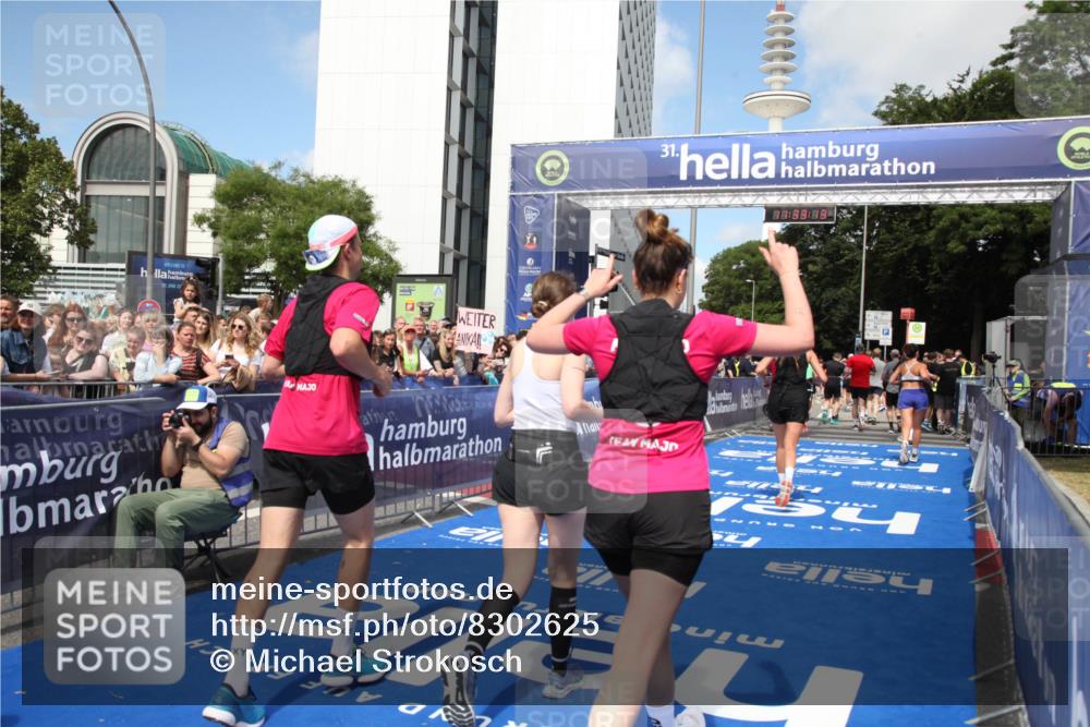 29.06.2025 - hella hamburg halbmarathon Michael Strokosch http://msf.ph/oto/8302625 29.06.2025 11:33:11 Ziel 1987, 4844, 5123, 5743, 6105, 6524, 6526, 9803, 11205, 11713, 11812, 11888, 13568, 14919, 15469, 18524, 18536, 18644 meine-sportfotos.de