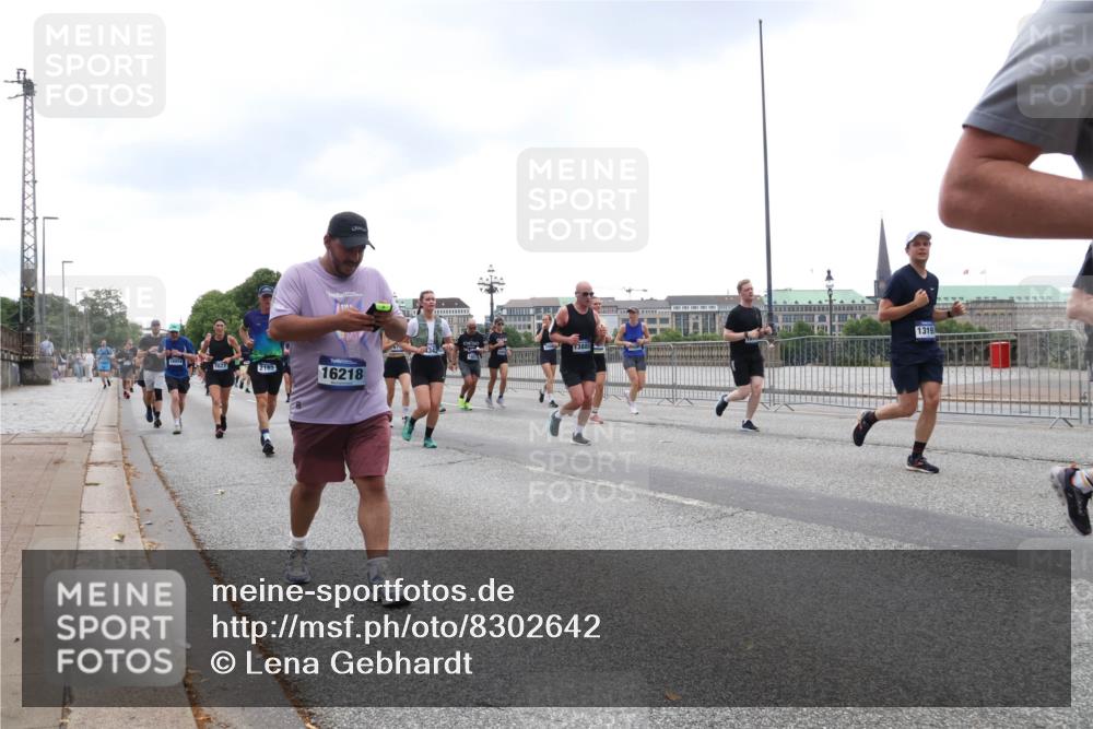 29.06.2025 - hella hamburg halbmarathon Lena Gebhardt http://msf.ph/oto/8302642 29.06.2025 10:46:55 Lombardsbrücke 1073, 1185, 1286, 1363, 1371, 1375, 1593, 1607, 1608, 1720, 1837, 1961, 1999, 2162, 2211, 2320, 2327, 2537, 2555, 2556, 2665, 2697, 2981, 3277, 3406, 3407, 3469, 3734, 3823, 4202, 4239, 4296, 4342, 4355, 4483, 4604, 5111, 5114, 5700, 5796, 5953, 6124, 6161, 6485, 6496, 6740, 7073, 7303, 7412, 7430, 7431, 7767, 7827, 8131, 8477, 8486, 8551, 8553, 8684, 8706, 8967, 9691, 10230, 13969, 14261, 15852, 16882, 16987 meine-sportfotos.de