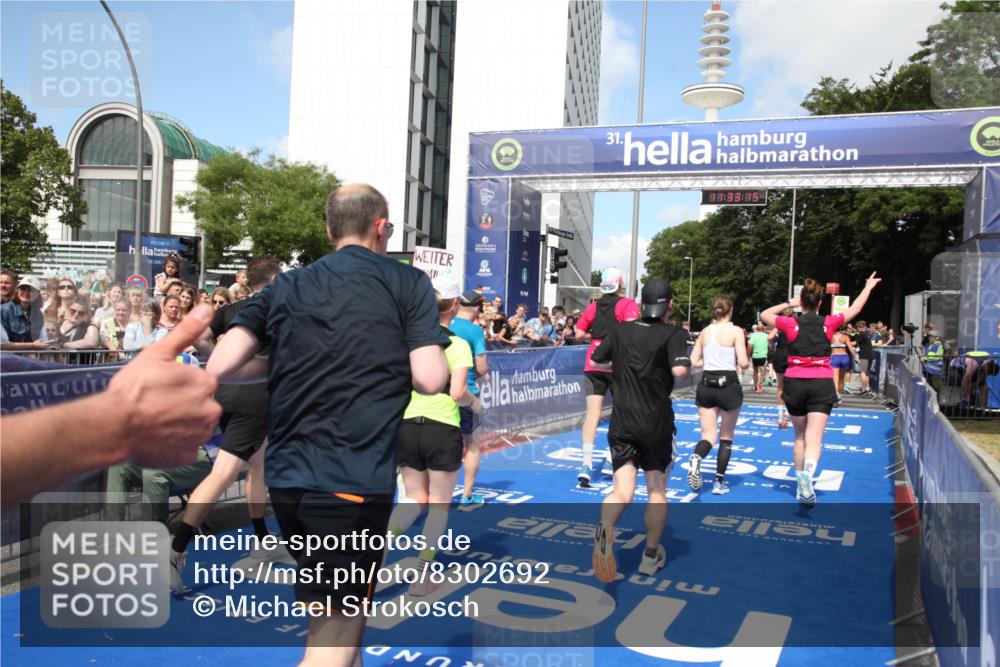 29.06.2025 - hella hamburg halbmarathon Michael Strokosch http://msf.ph/oto/8302692 29.06.2025 11:33:12 Ziel 1987, 4844, 6105, 6524, 6526, 9803, 11205, 11300, 11713, 11812, 11888, 13568, 14919, 18524, 18536, 18644 meine-sportfotos.de