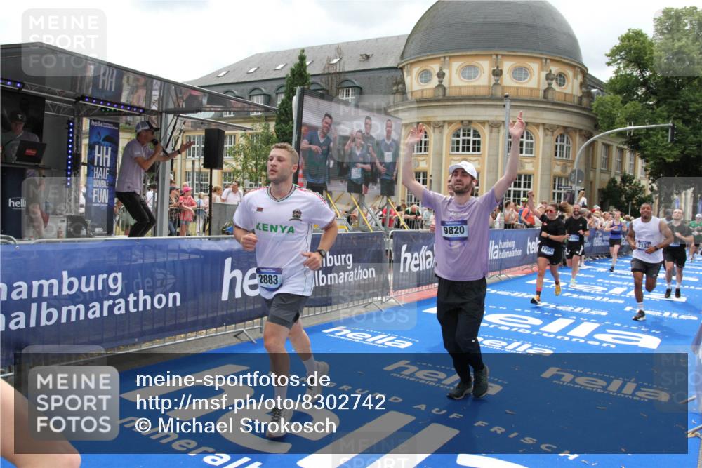 29.06.2025 - hella hamburg halbmarathon Michael Strokosch http://msf.ph/oto/8302742 29.06.2025 10:57:58 Ziel 1200, 2025, 2806, 2883, 3093, 3575, 7138, 7159, 7189, 9820, 11394, 12378, 13376, 13465, 14881, 15349, 16517, 17543, 18492, 18762 meine-sportfotos.de
