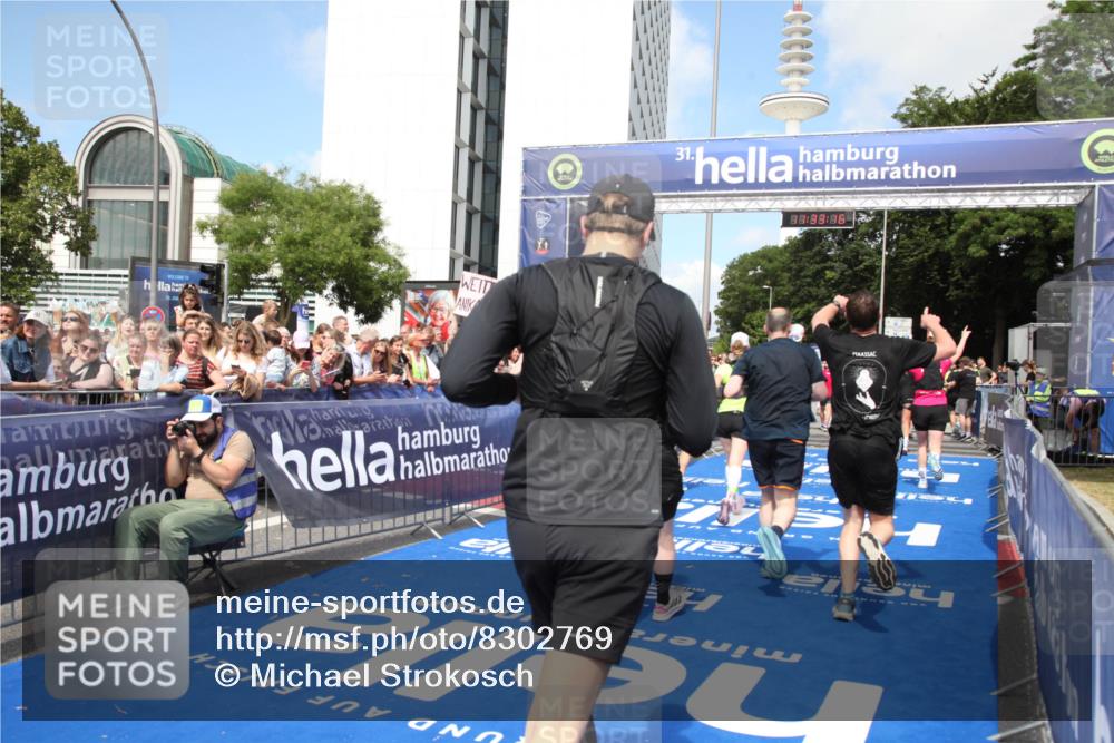 29.06.2025 - hella hamburg halbmarathon Michael Strokosch http://msf.ph/oto/8302769 29.06.2025 11:33:14 Ziel 1987, 3420, 4844, 6105, 6524, 6526, 8676, 9653, 9654, 9803, 10919, 11205, 11300, 11888, 13568, 18524, 18536, 18644 meine-sportfotos.de