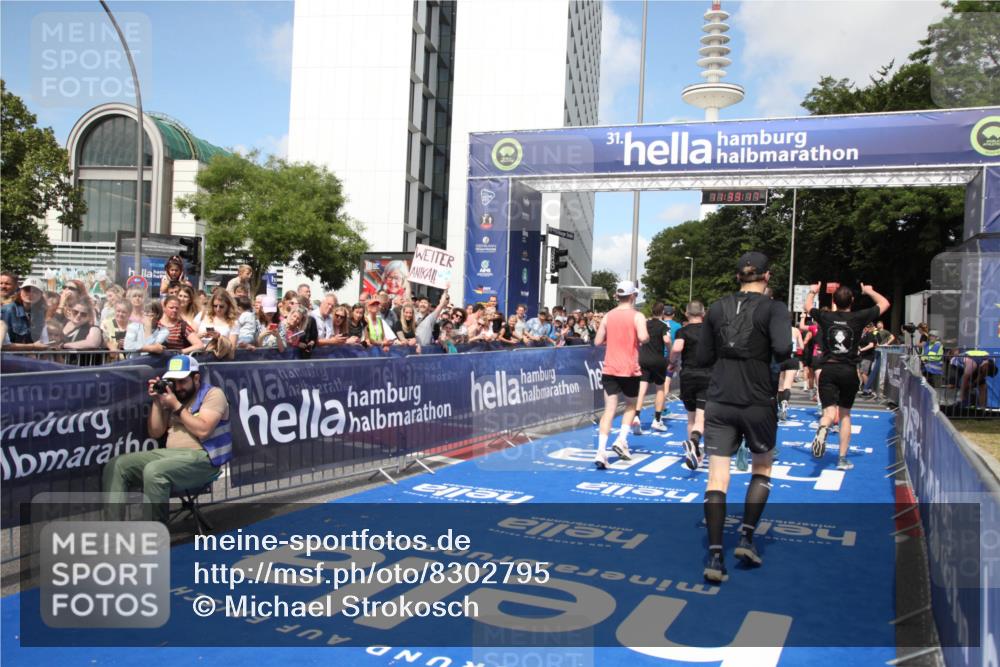 29.06.2025 - hella hamburg halbmarathon Michael Strokosch http://msf.ph/oto/8302795 29.06.2025 11:33:15 Ziel 1987, 3420, 4844, 6524, 6526, 8676, 9653, 9654, 9803, 10919, 11205, 11300, 11888, 13568, 18524, 18536, 18644 meine-sportfotos.de