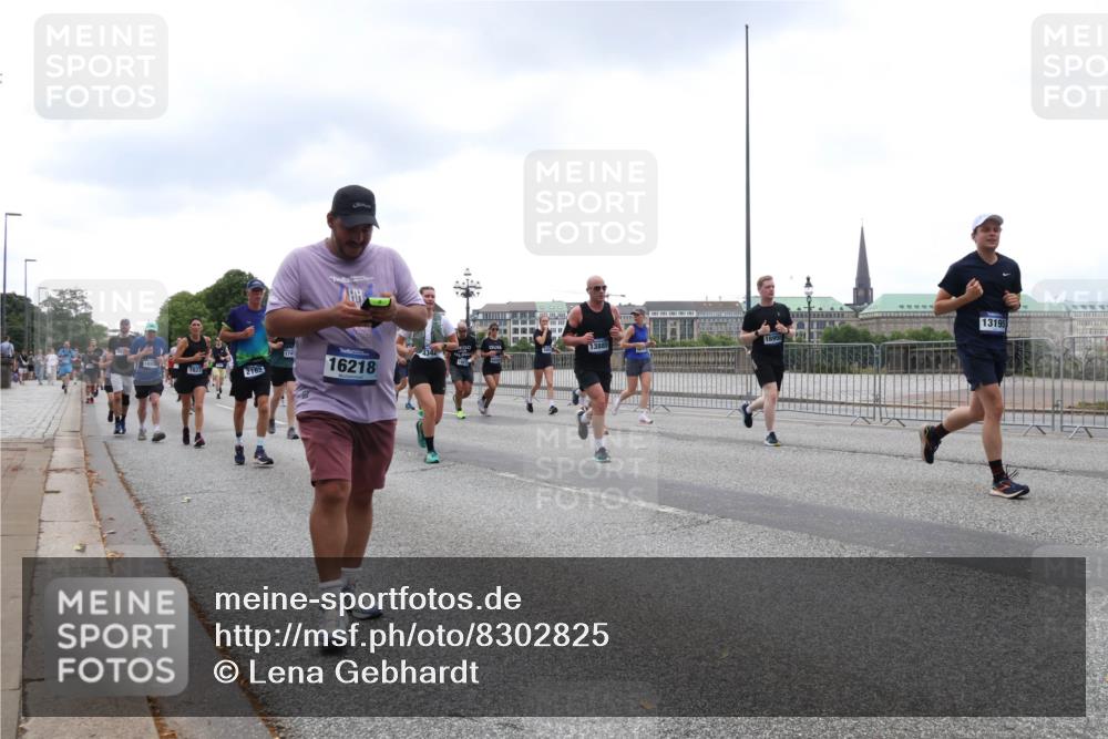 29.06.2025 - hella hamburg halbmarathon Lena Gebhardt http://msf.ph/oto/8302825 29.06.2025 10:46:55 Lombardsbrücke 1073, 1185, 1286, 1363, 1371, 1375, 1593, 1607, 1608, 1720, 1837, 1961, 1999, 2162, 2211, 2320, 2327, 2537, 2555, 2556, 2665, 2697, 2981, 3277, 3406, 3407, 3469, 3734, 3823, 4202, 4239, 4296, 4342, 4355, 4483, 4604, 5111, 5114, 5700, 5796, 5953, 6124, 6161, 6485, 6496, 6740, 7073, 7303, 7412, 7430, 7431, 7767, 7827, 8131, 8477, 8486, 8551, 8553, 8684, 8706, 8967, 9691, 10230, 13969, 14261, 15852, 16882, 16987 meine-sportfotos.de