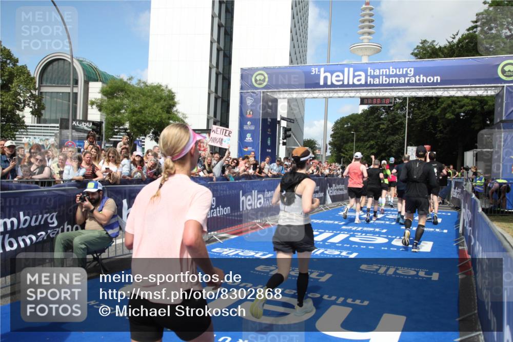 29.06.2025 - hella hamburg halbmarathon Michael Strokosch http://msf.ph/oto/8302868 29.06.2025 11:33:16 Ziel 1987, 3420, 4844, 6524, 6526, 7454, 8676, 9653, 9654, 9803, 10919, 11205, 11300, 11888, 13568, 18524, 18536, 18644 meine-sportfotos.de