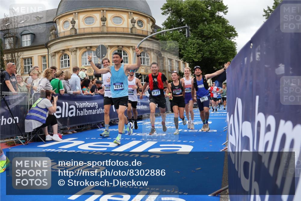 29.06.2025 - hella hamburg halbmarathon Strokosch-Dieckow http://msf.ph/oto/8302886 29.06.2025 10:54:16 Ziel 1267, 1442, 3103, 3177, 3861, 3898, 4635, 6082, 6084, 6443, 6511, 6512, 7274, 8223, 8772, 9791, 11430, 12213, 12362, 13033, 13289, 13794, 13803, 15169, 15524, 15946, 16527, 16574, 16750, 16780, 16879, 17087, 17698, 18268 meine-sportfotos.de