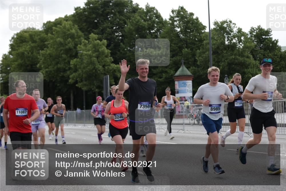 29.06.2025 - hella hamburg halbmarathon Jannik Wohlers http://msf.ph/oto/8302921 29.06.2025 10:37:27 Lombardsbrücke 1475, 1578, 1799, 1985, 2199, 2853, 3230, 3246, 3880, 5139, 5522, 5875, 6243, 6362, 6697, 7244, 7321, 7350, 7696, 8985, 9247, 9288, 9895, 10025, 10159, 10836, 11087, 11164, 11421, 11456, 11457, 11479, 11543, 11882, 12242, 12254, 13650, 14018, 15002, 15418, 15511, 16211, 16360, 17389, 17793, 17798, 18317, 18319, 18572 meine-sportfotos.de